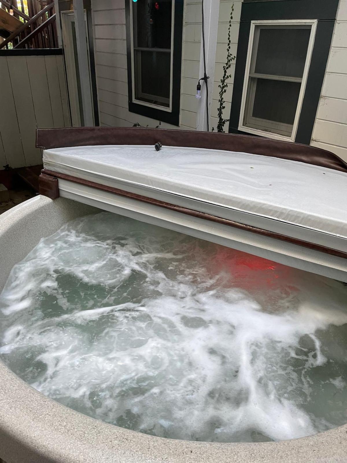 Beautiful Cottage, Hot Tub, In Great Neighborhood *