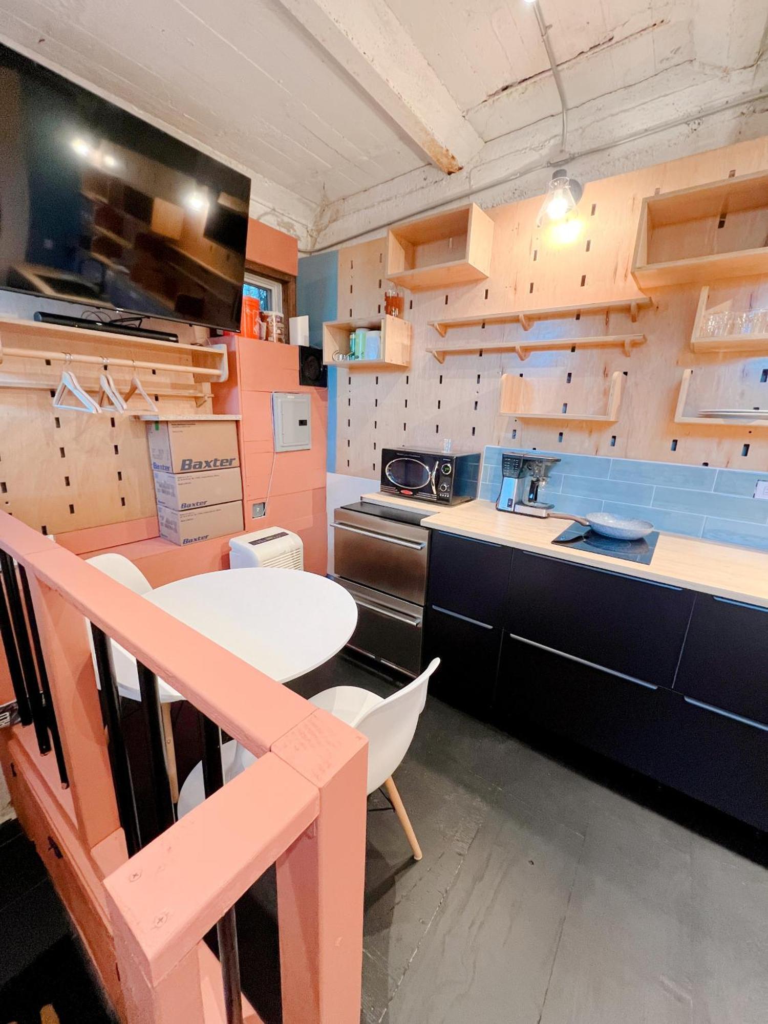 Charming Sleeps 2 On The Park On Of Hill Apartment