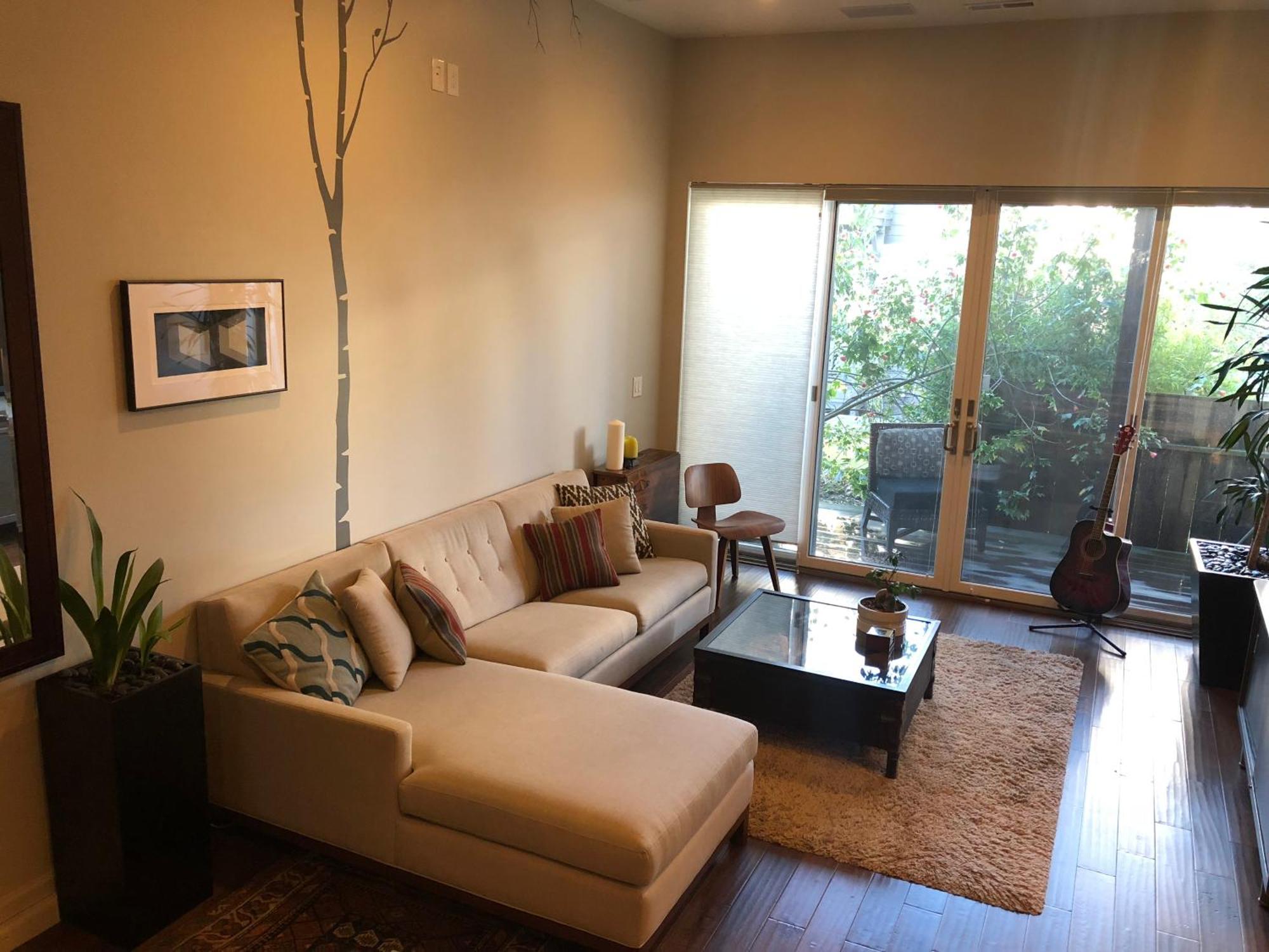 Beautiful Cottage, Hot Tub, In Great Neighborhood Holiday home
