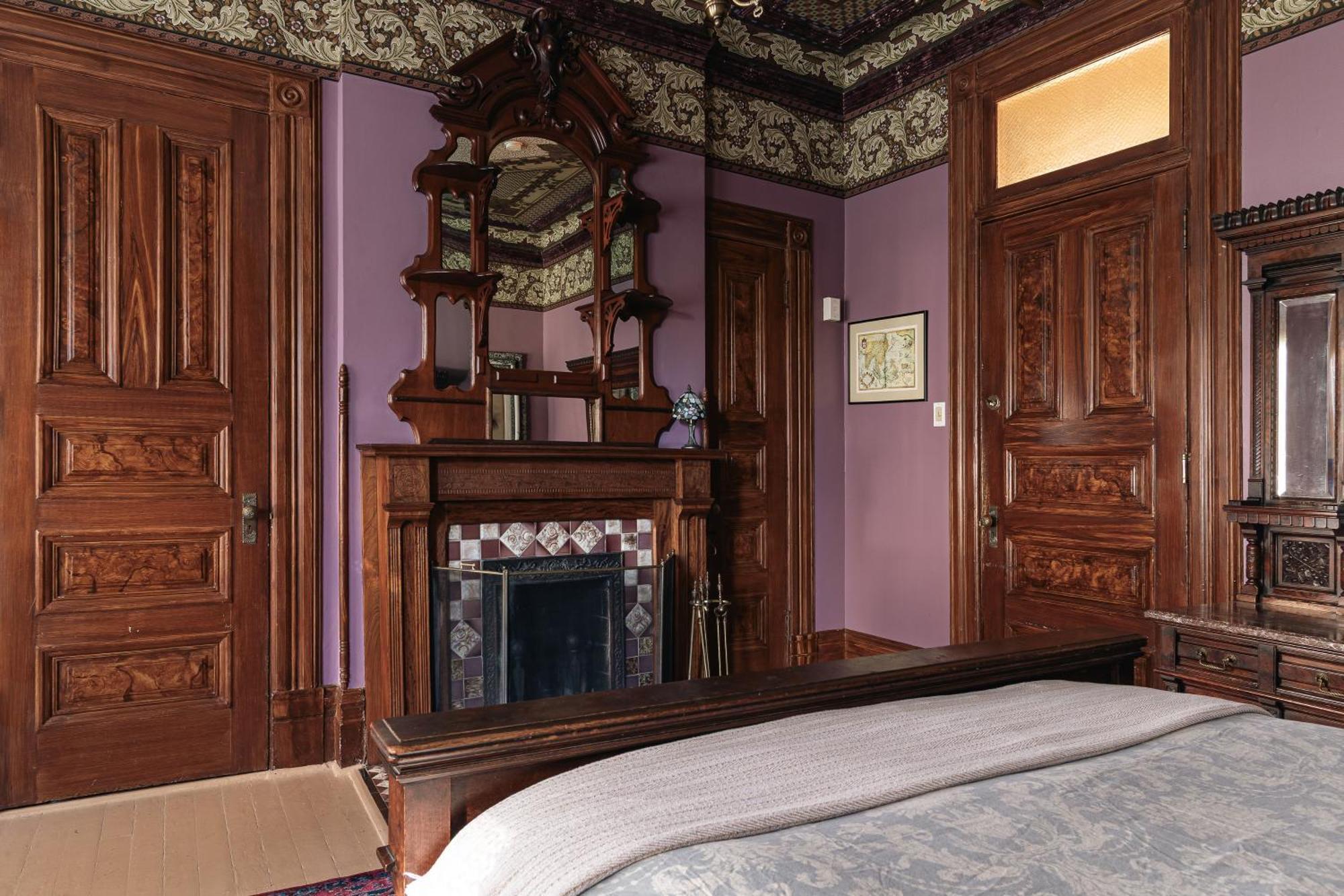 Chateau Tivoli Bed & Breakfast 3*