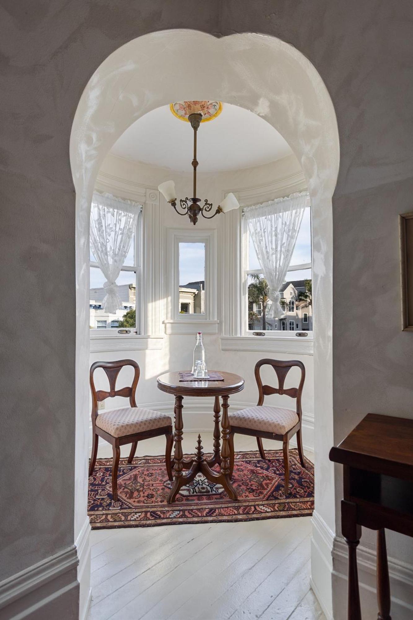 Chateau Tivoli Bed & Breakfast 3*