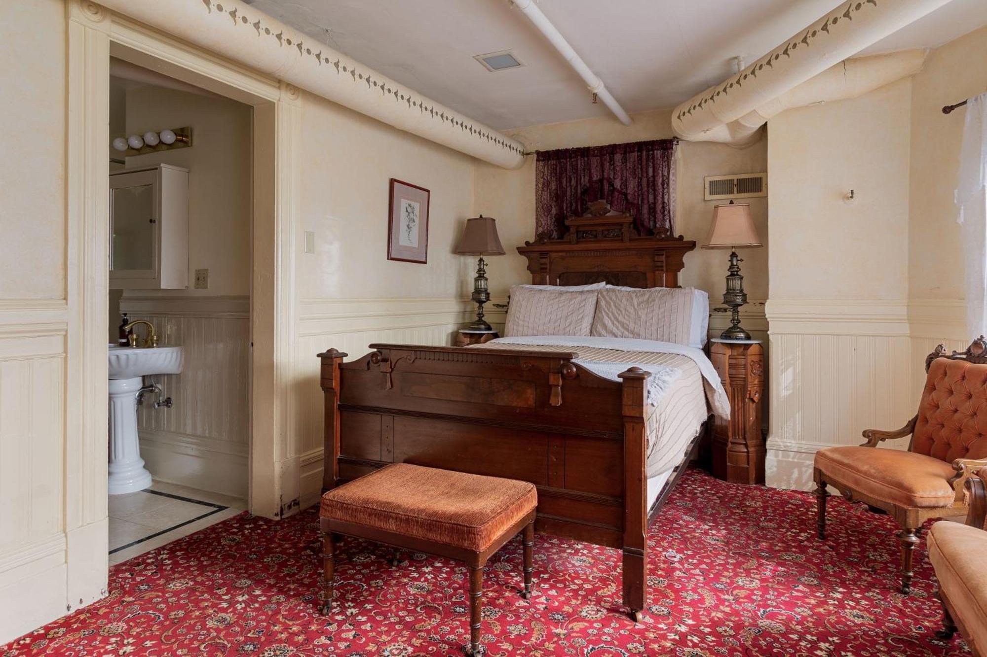 Chateau Tivoli Bed & Breakfast 3*