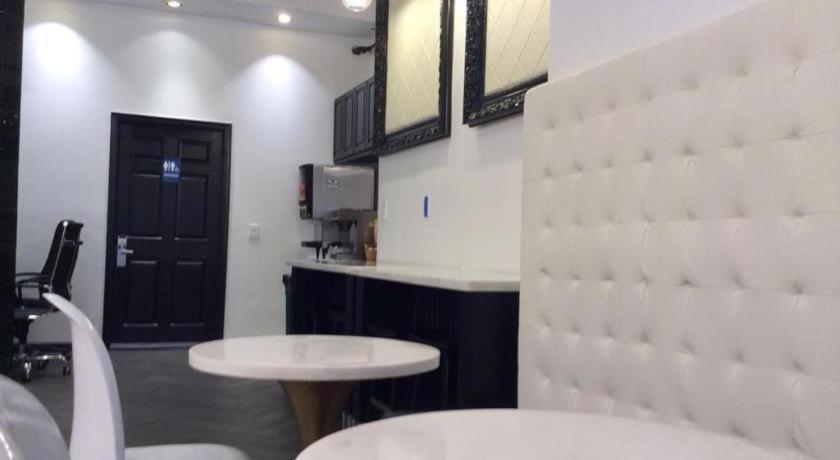 Adante Hotel, A C-two