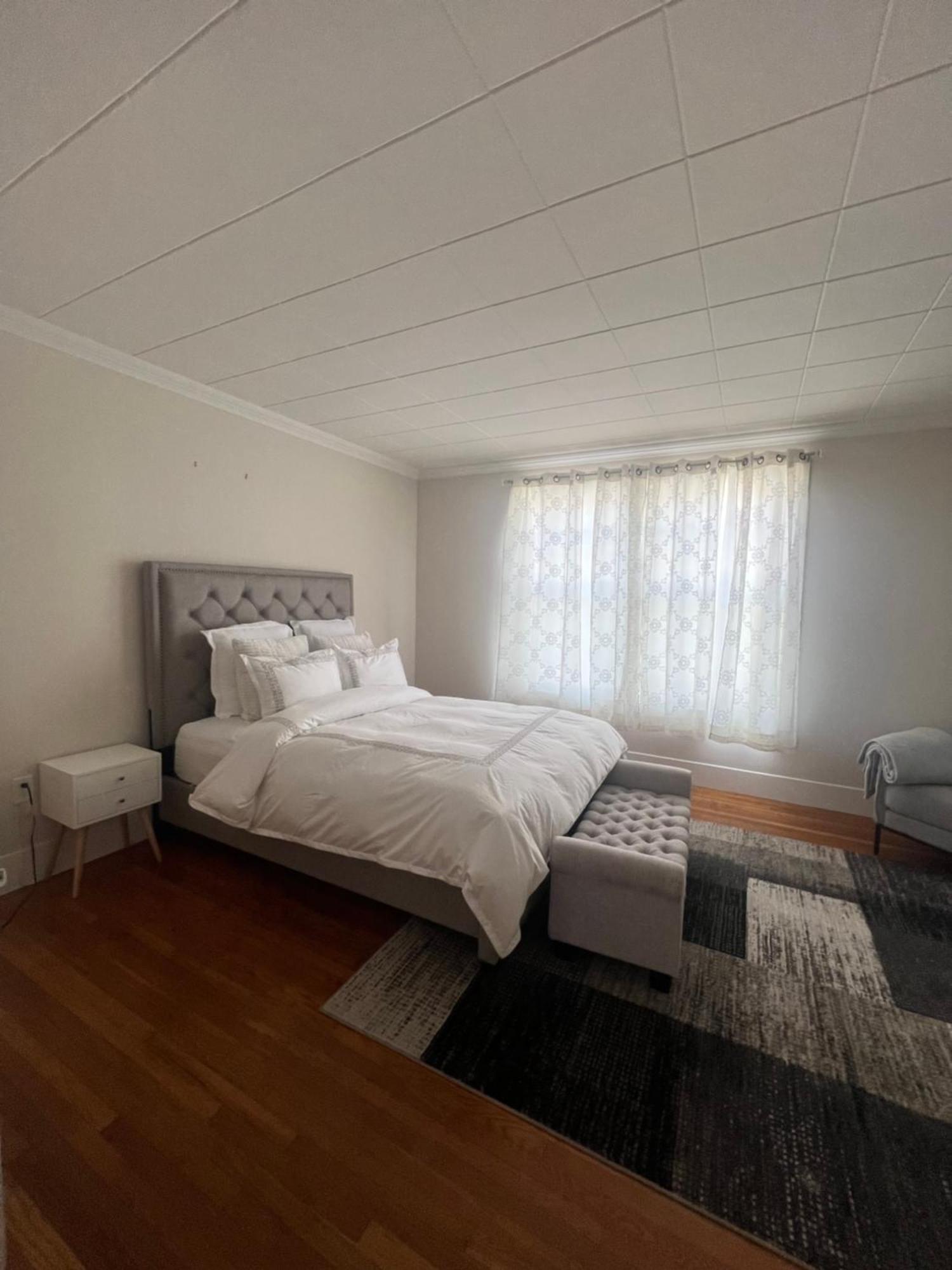 939 Oak St Apartment