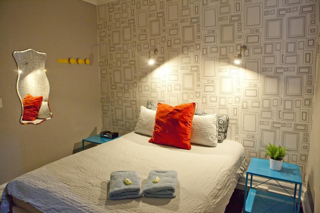 Ansonia Hostel *