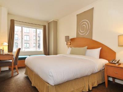 Metropolis Hotel 3*