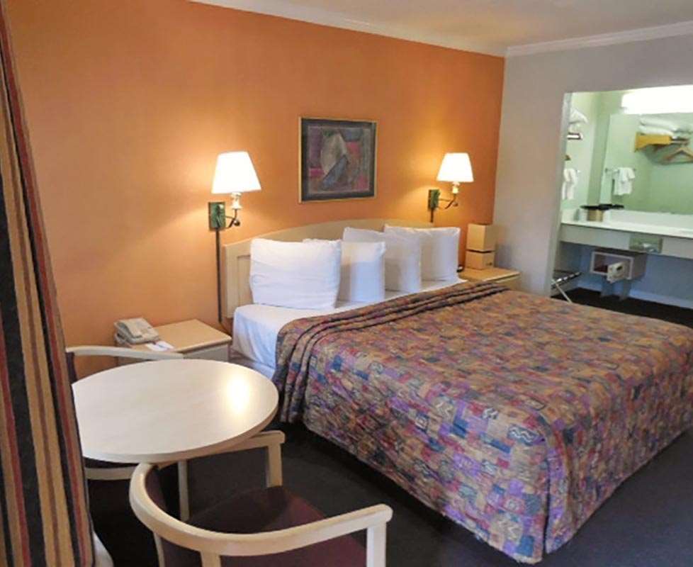 At Golden Gate Motel 2*