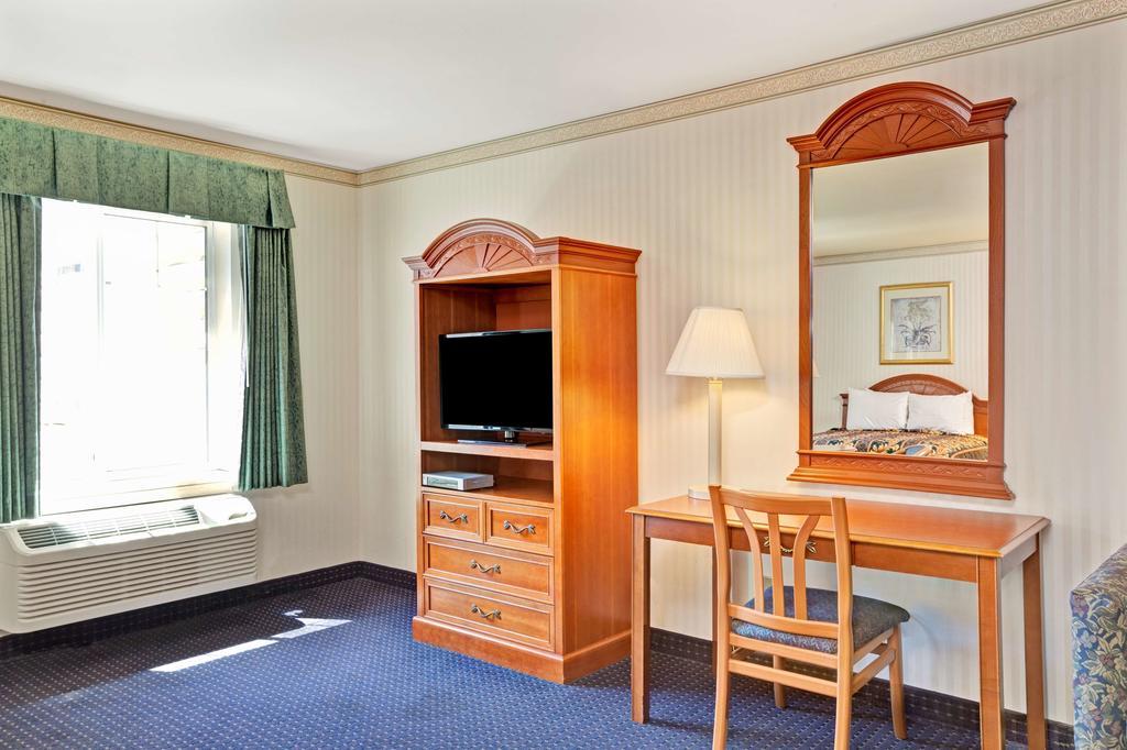 Hotel Days At The *