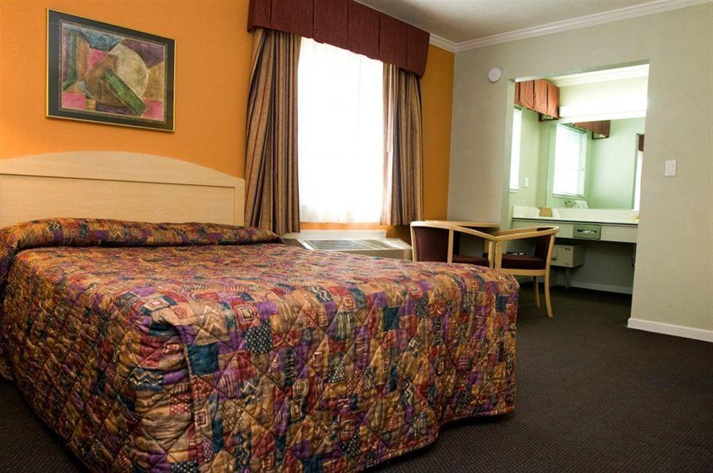 At Golden Gate Motel