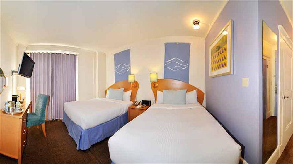 Metropolis Hotel 3*