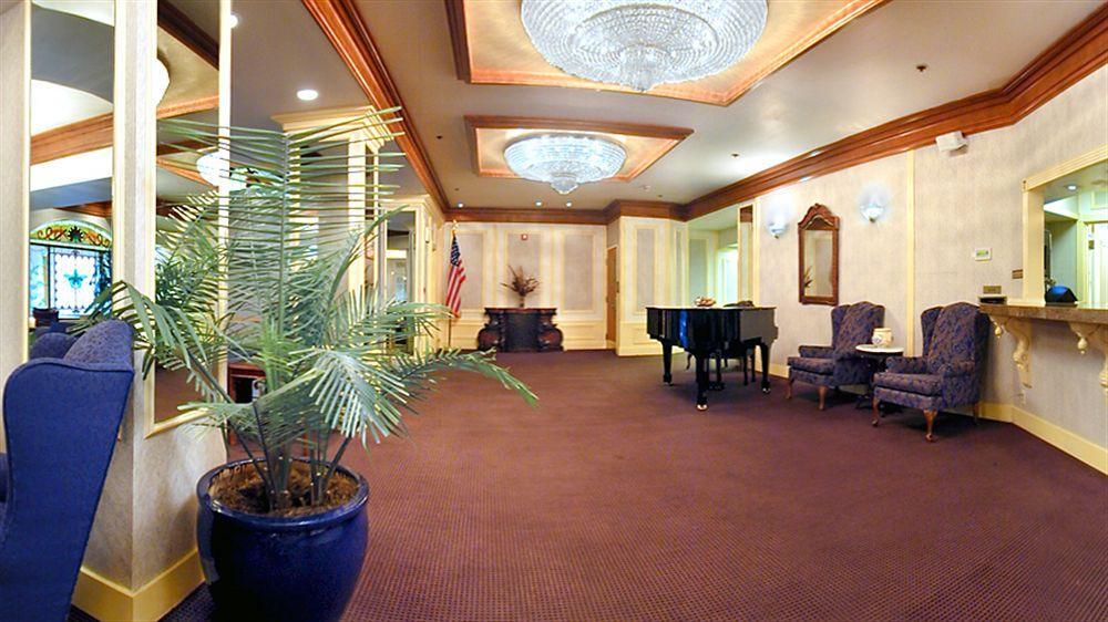 Courtyard By Marriott Downtown/van Ness Ave Hotel