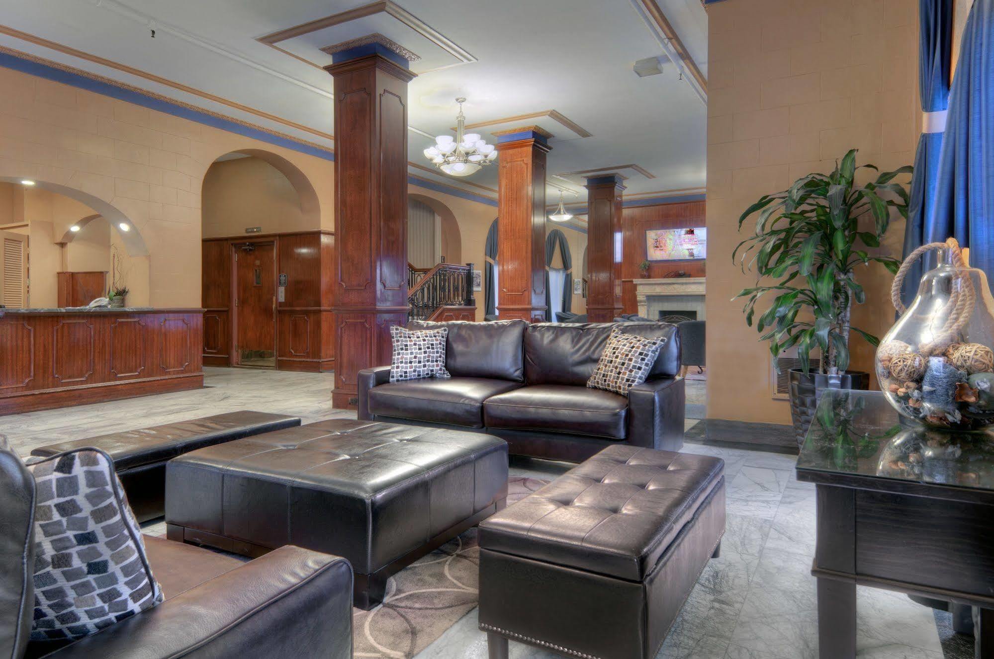 The Monarch Hotel 2*