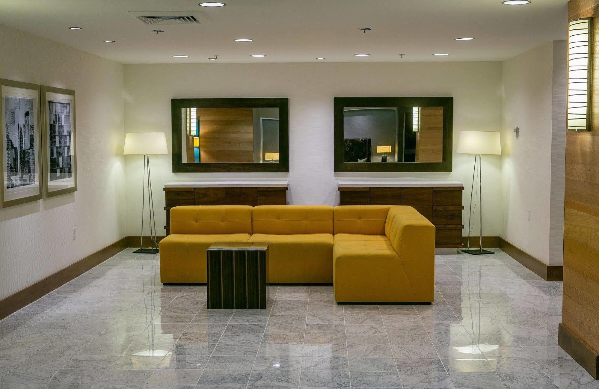 Hotel Holiday - Golden Gateway Newly Renovated With No Fee 3*