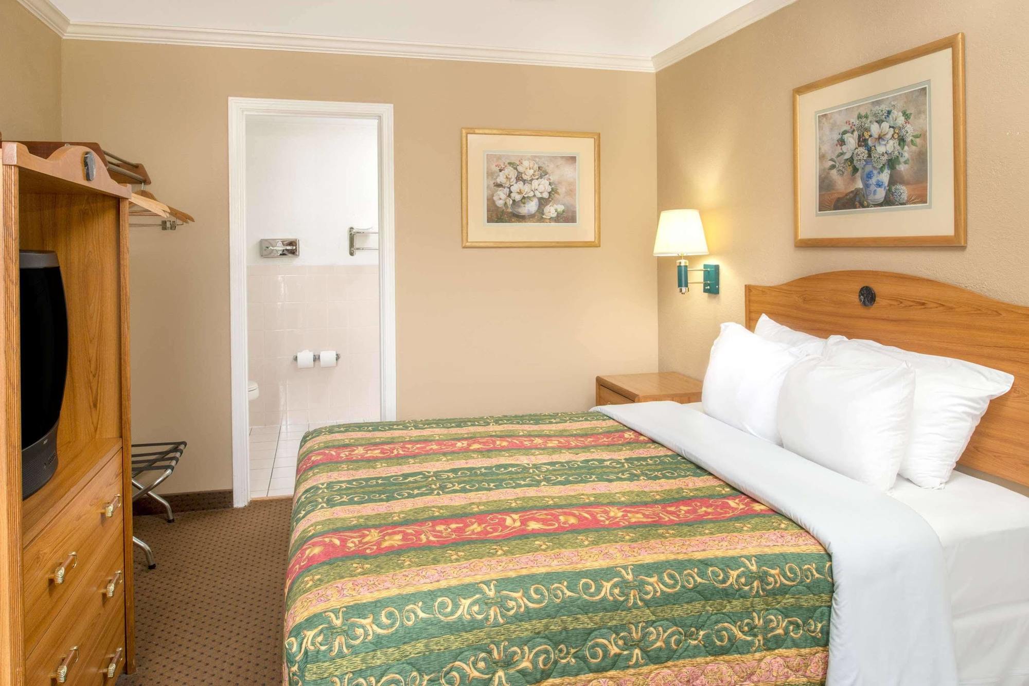 Days By Wyndham Downtown/civic Cntr Area Hotel 2*