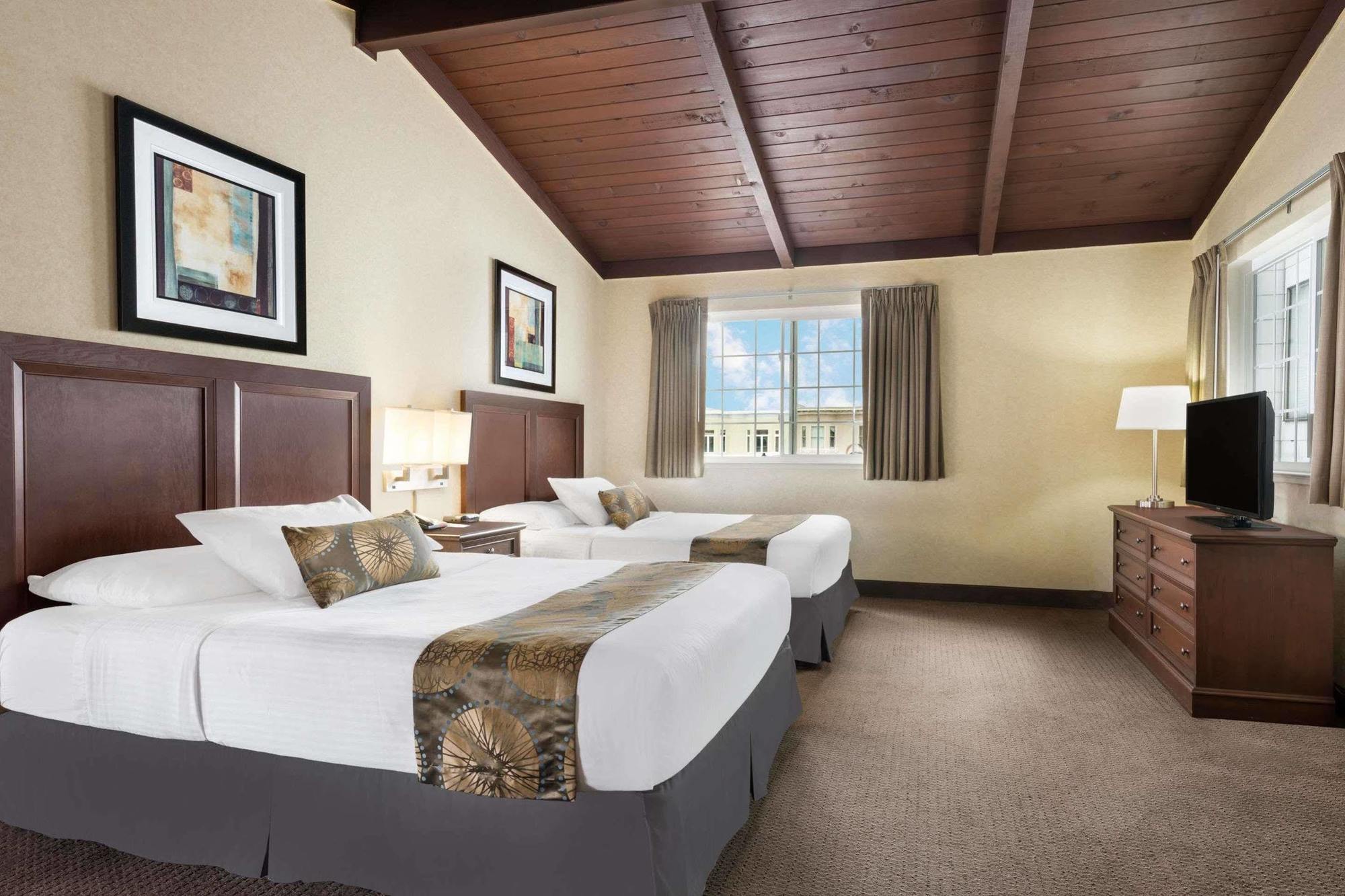 Travelodge By Wyndham Bay Motel