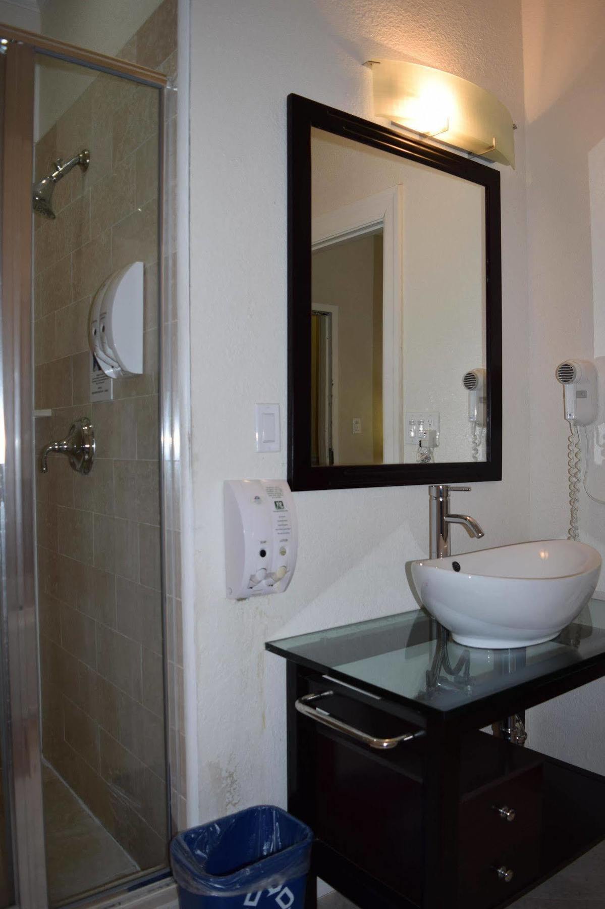 Americas Value & - Soma Hotel 2*
