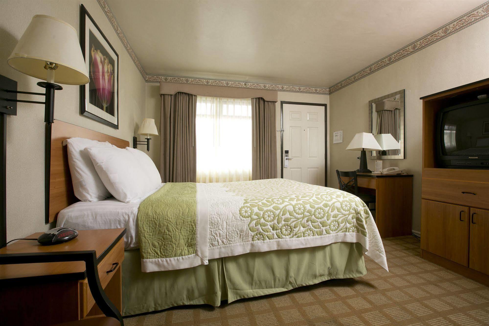 Hotel Center And 2*