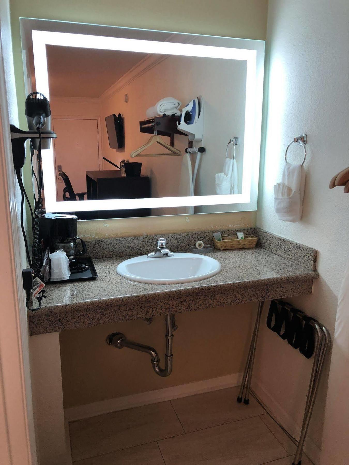 Lombard Plaza Motel 2*