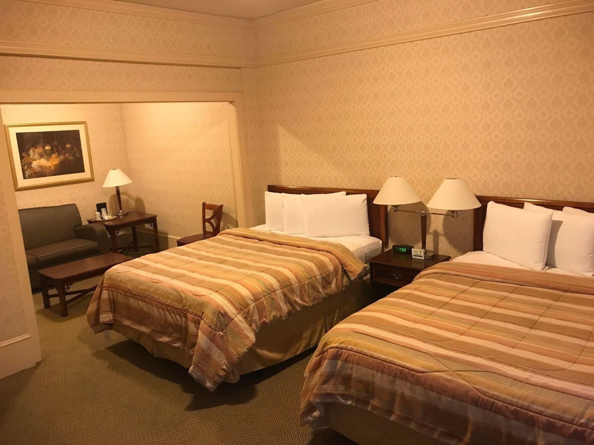 Courtyard By Marriott Downtown/van Ness Ave Hotel