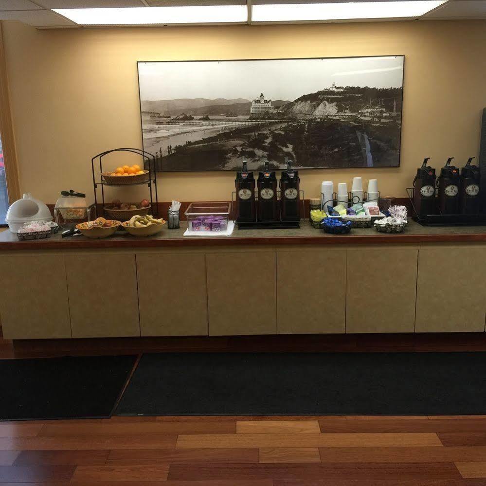 Courtyard By Marriott Downtown/van Ness Ave Hotel
