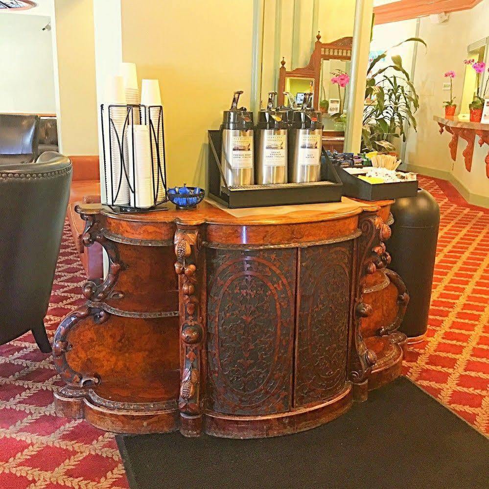 Courtyard By Marriott Downtown/van Ness Ave Hotel