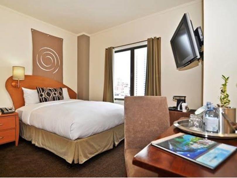 Metropolis Hotel