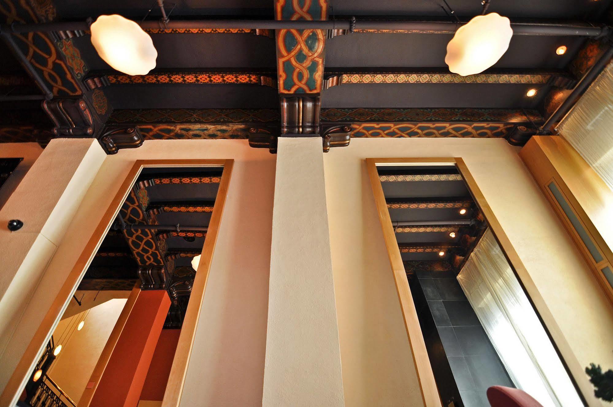 Metropolis Hotel