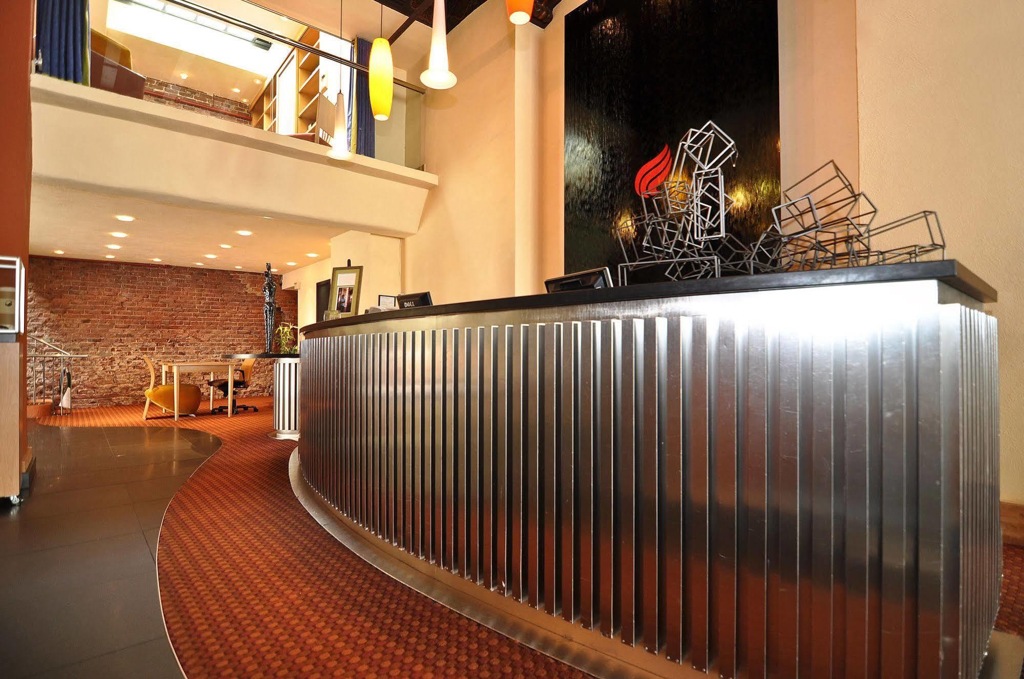 Metropolis Hotel 3*