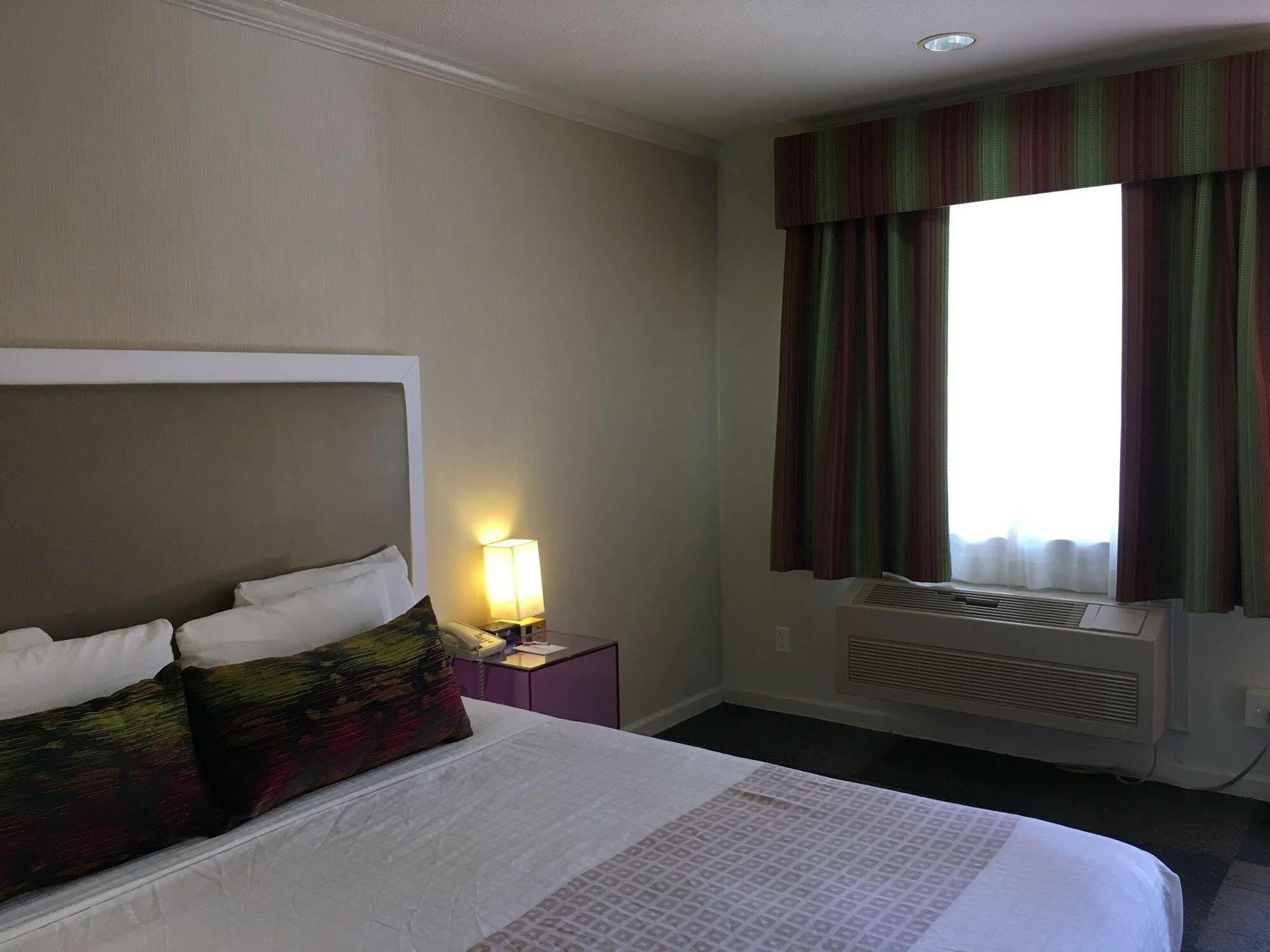 At Golden Gate Motel 2*