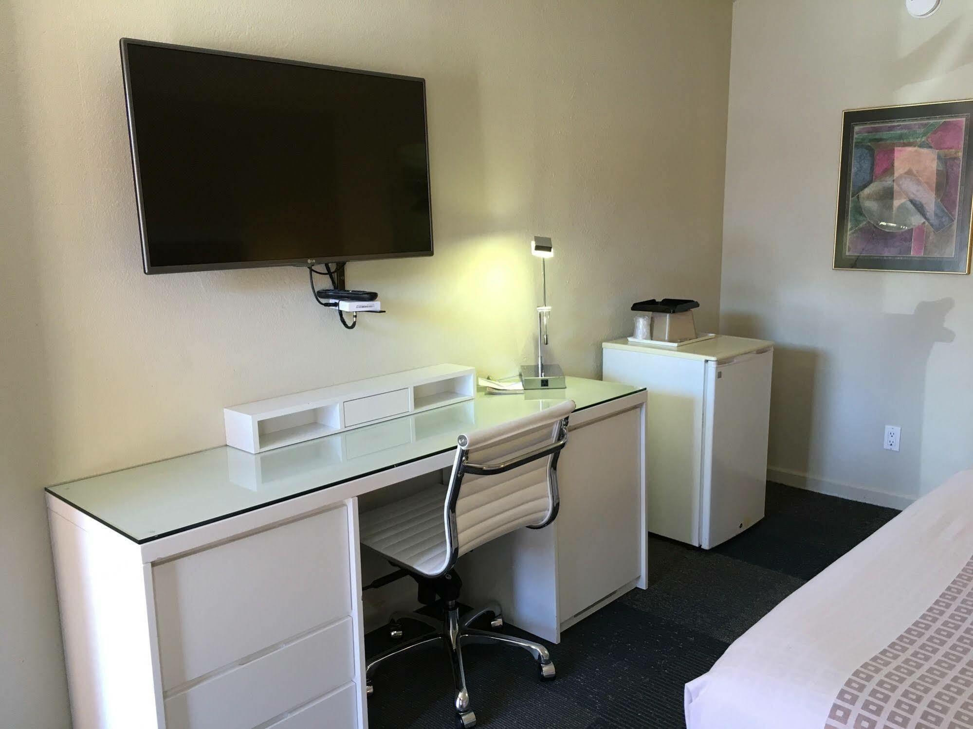 At Golden Gate Motel 2*