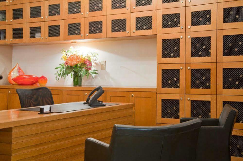 Executive Vintage Court 3*