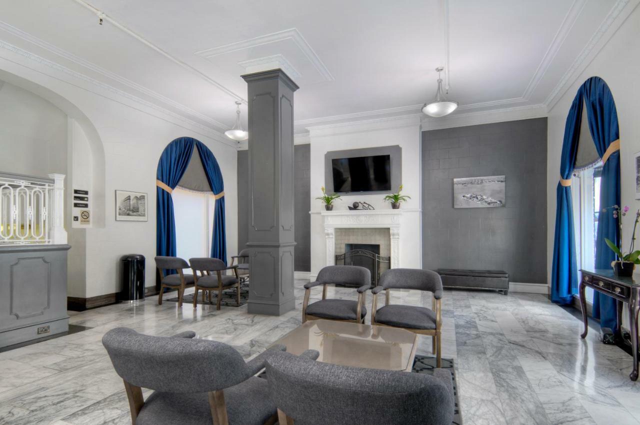 The Monarch Hotel 2*