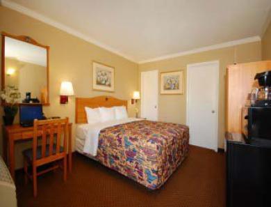 Days By Wyndham Downtown/civic Cntr Area Hotel 2*