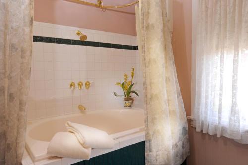 Inn San Francisco Bed & Breakfast 3*