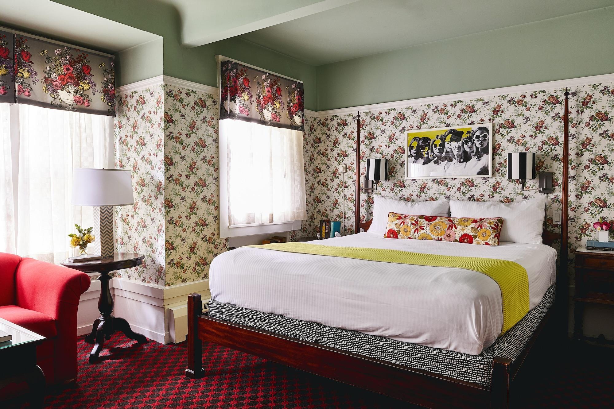 White Swan Hotel 3*