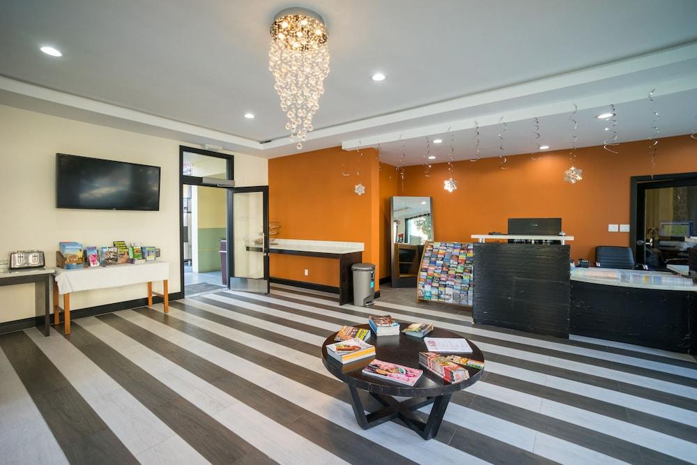 Capri Motel 2*