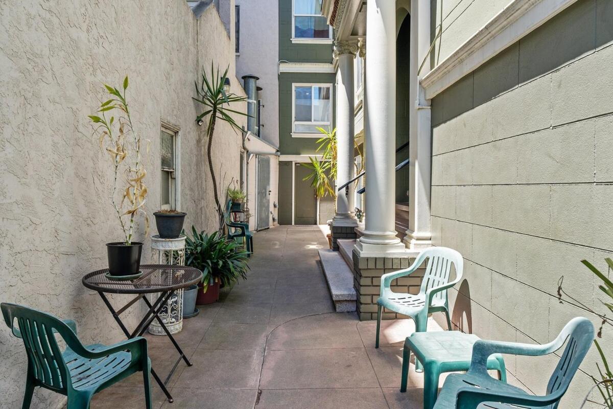 Holiday home Super Convenient 1br Pad With Garage Parking *