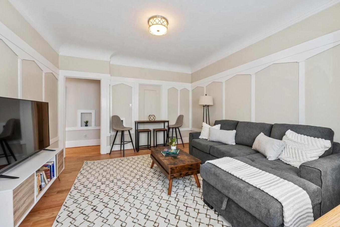 Holiday home Super Convenient 1br Pad With Garage Parking