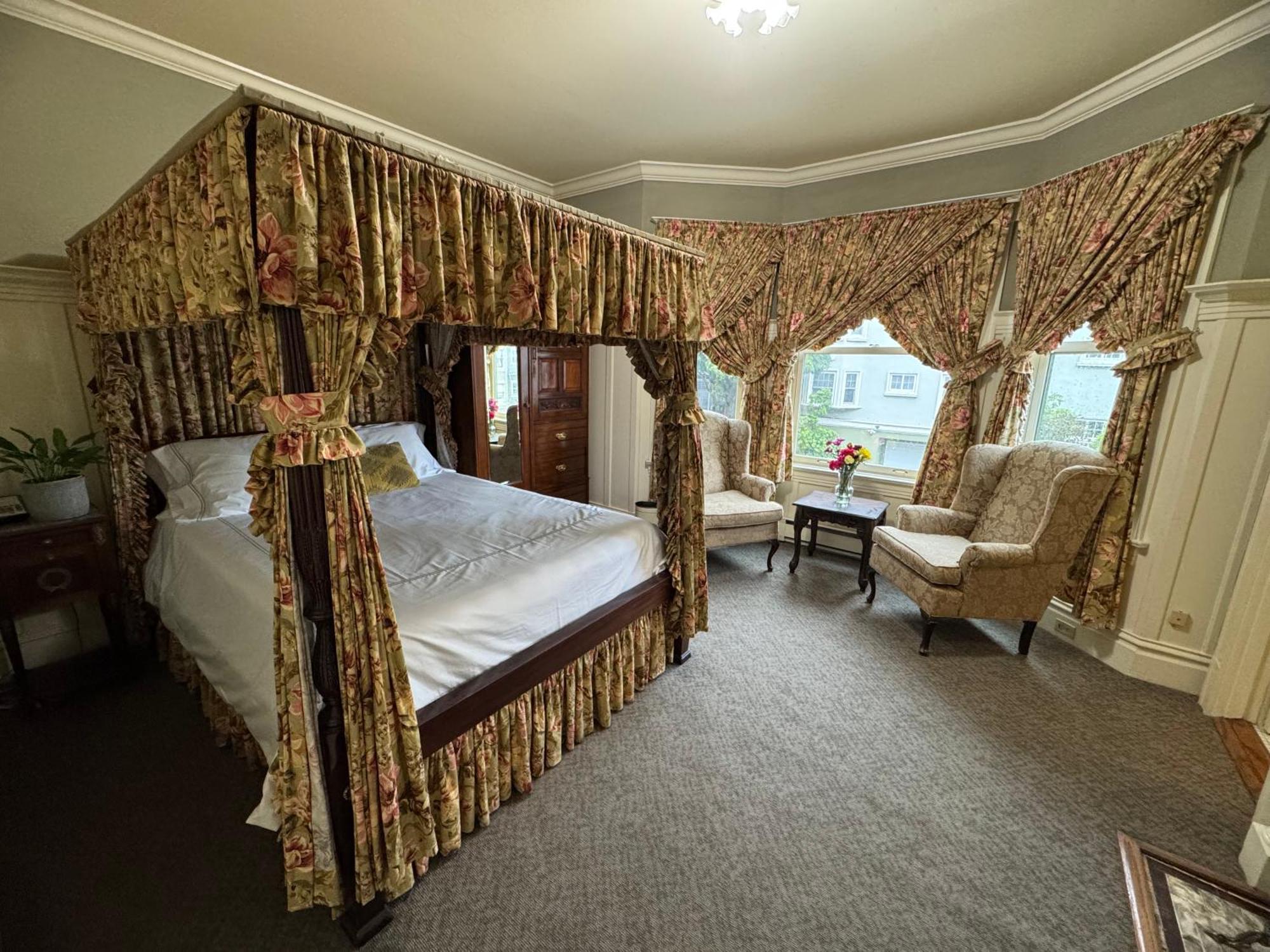 Nob Hill Bed & Breakfast 3*