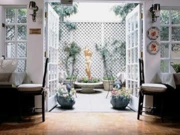 White Swan Hotel 3*