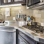 Historic & Charming Victorian Home Sleeps 11