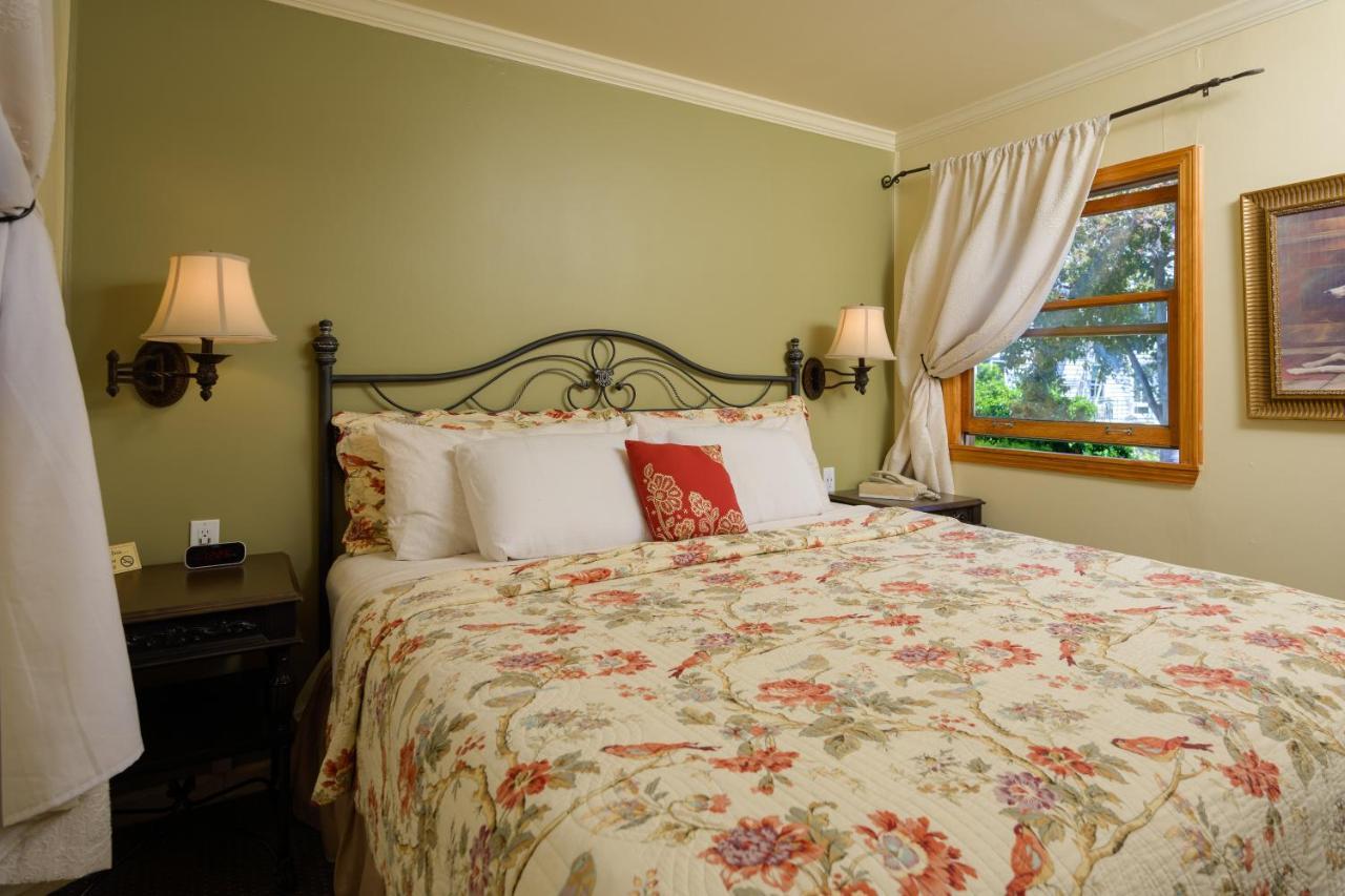 Marina Motel 3*