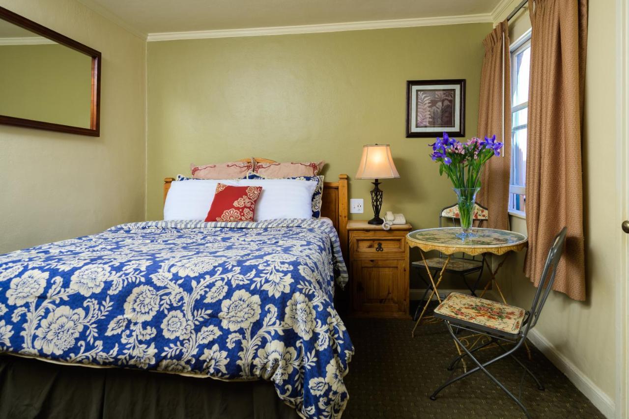Marina Motel 3*