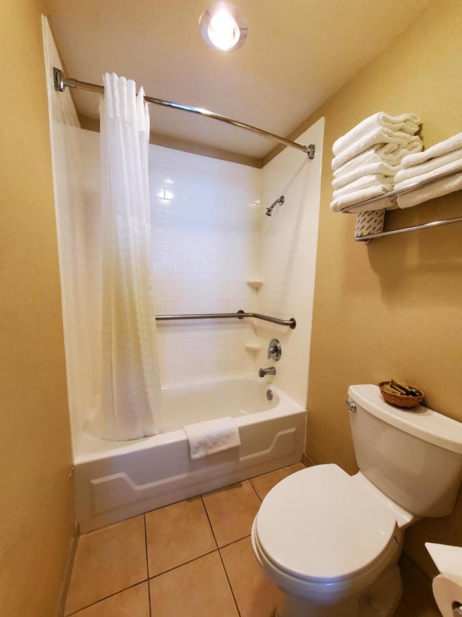 Royal Pacific Motor Hotel 2*