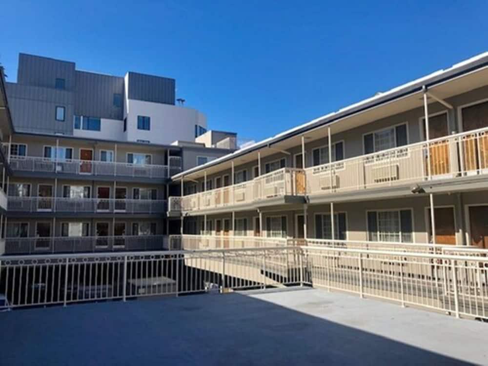 On Broadway Motel