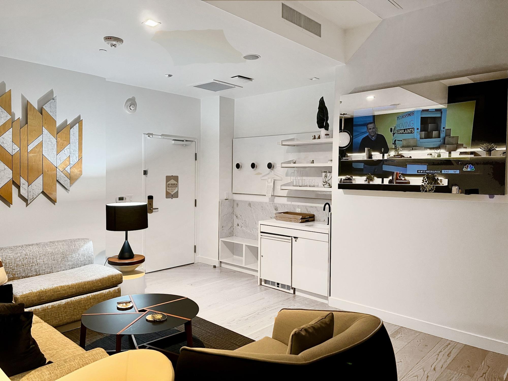 Yotel 4*