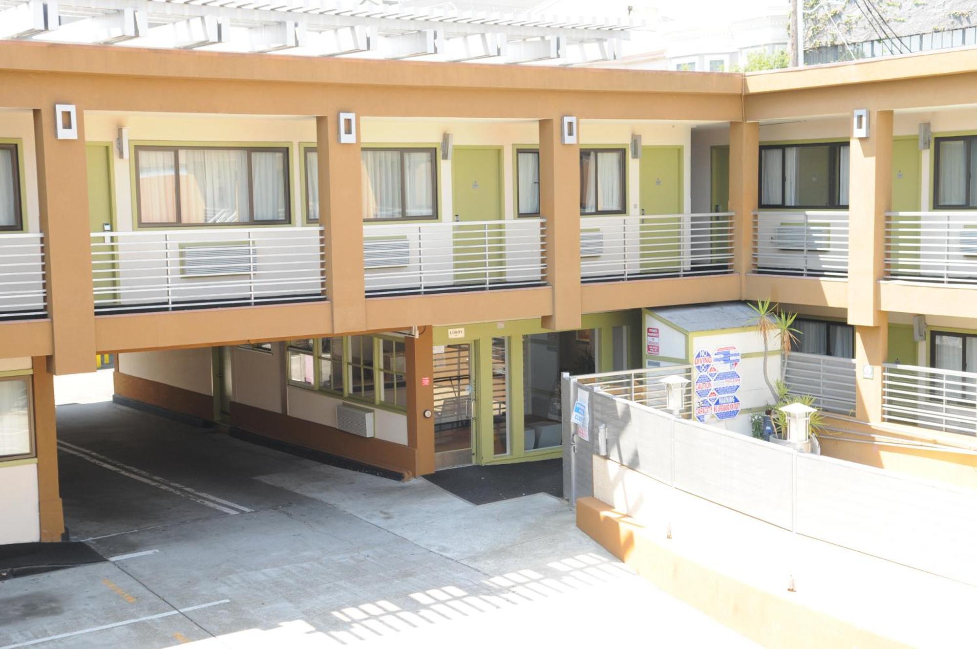 Civic Center Motor Motel 3*
