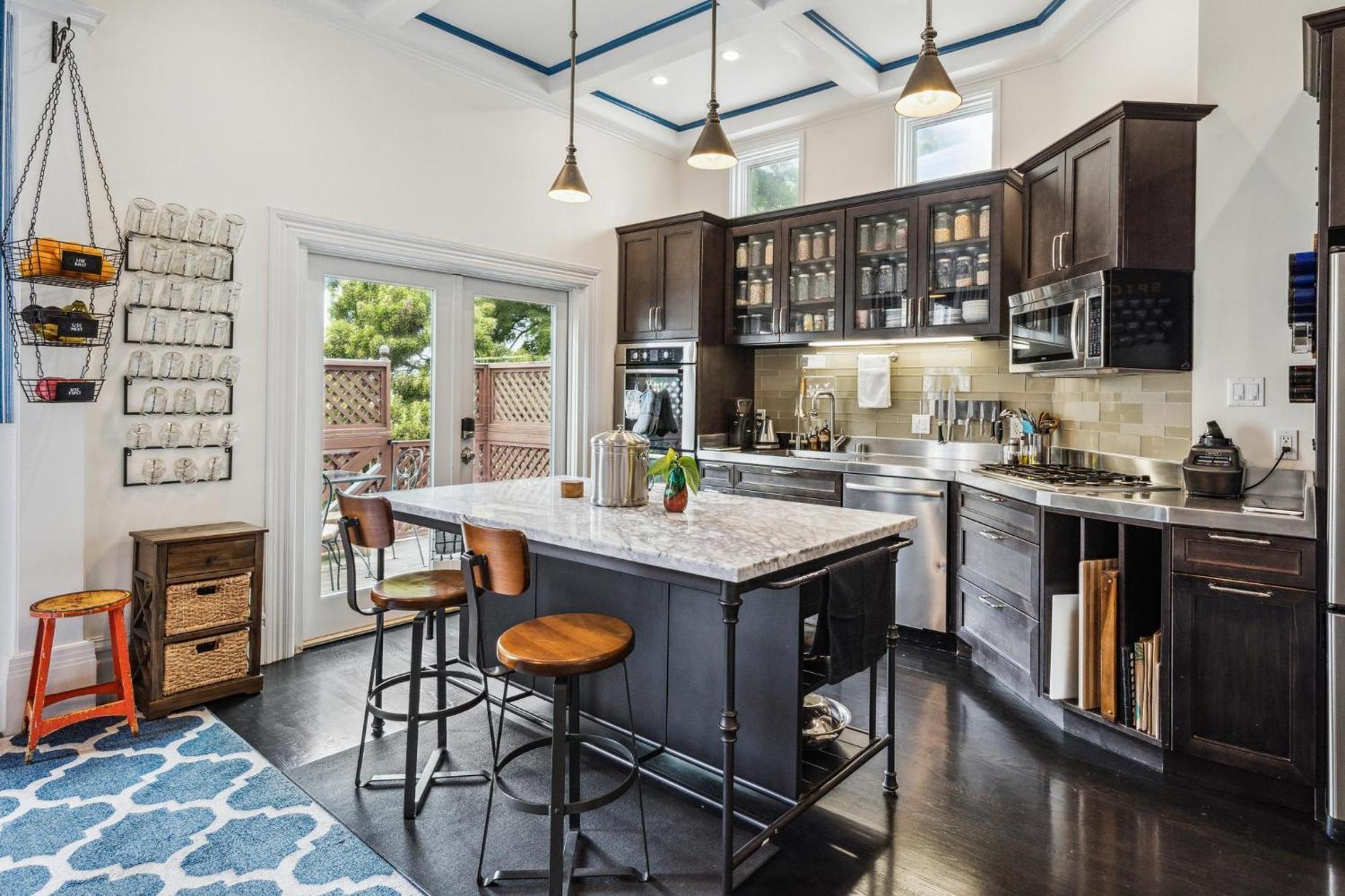 Historic & Charming Victorian Sleeps 11
