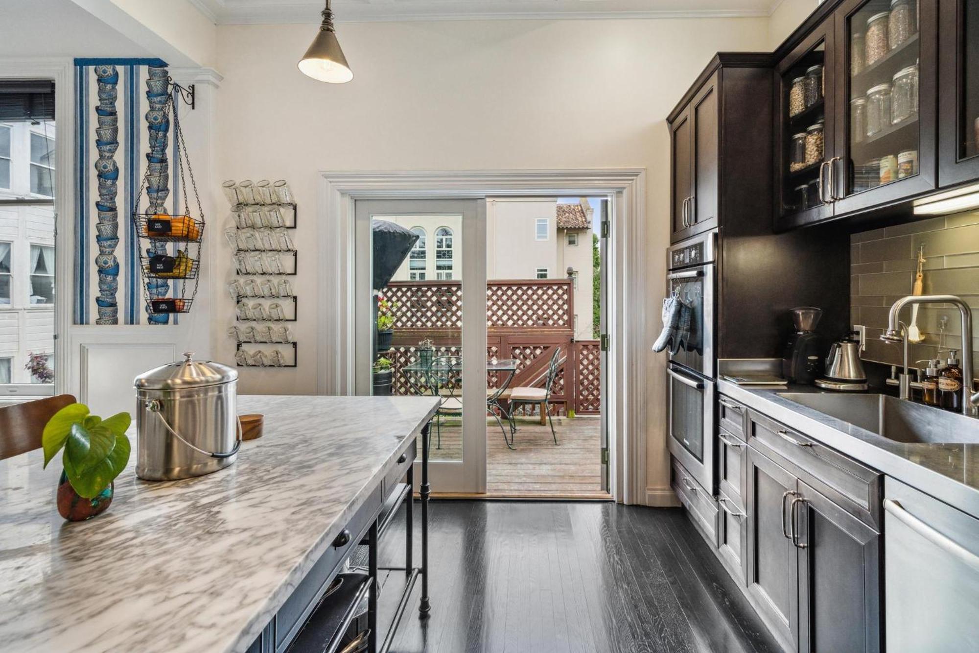 Historic & Charming Victorian Sleeps 11 San Francisco