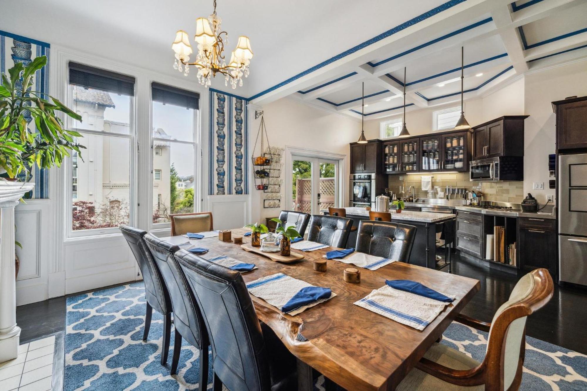 Historic & Charming Victorian Sleeps 11